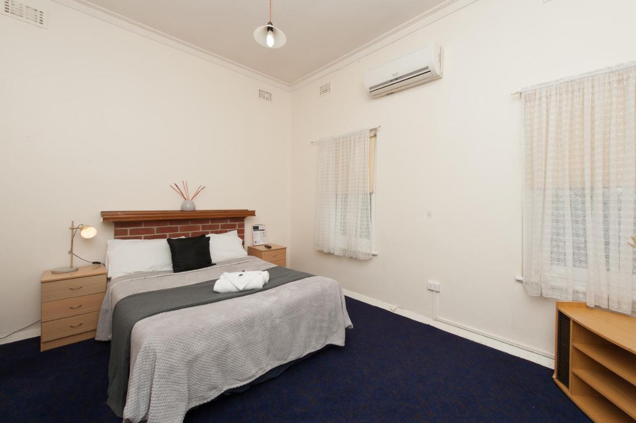 Riverina Hotel Holbrook Bagian luar foto