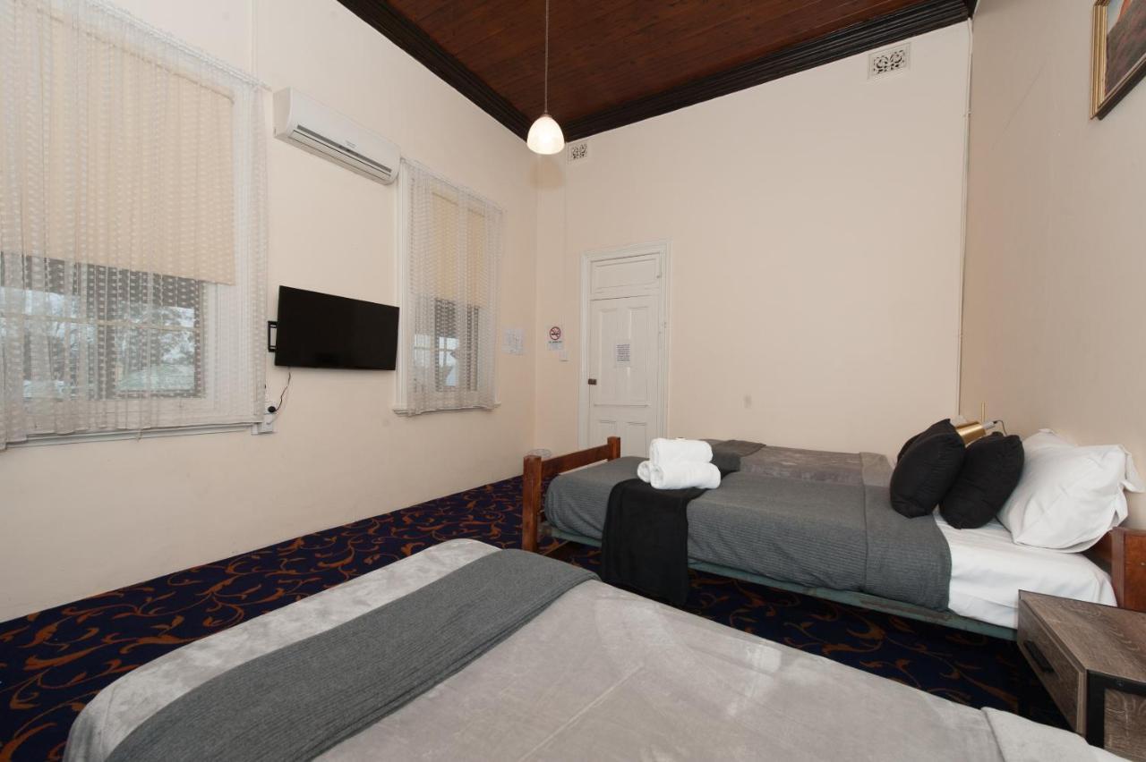 Riverina Hotel Holbrook Bagian luar foto